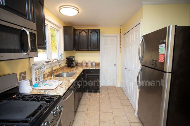 Building Photo - 833 Lincoln Ave