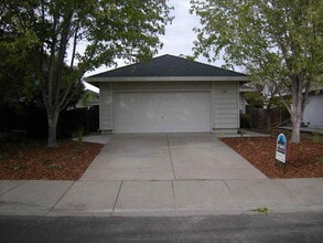 Building Photo - 385 Zachary Dr