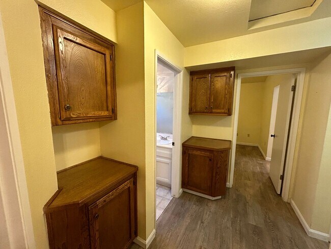 Foto del edificio - Cute 3 Bed/2 Bath Home in Oildale w/ Solar, RBP & $0 Deposit Option