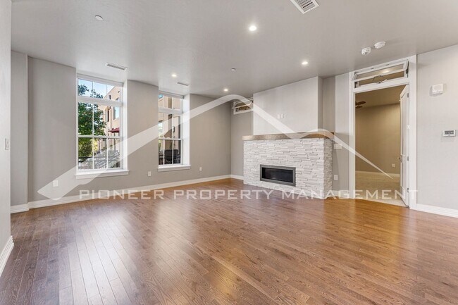Foto del edificio - Spacious Condo with Washer/Dryer and Centr...