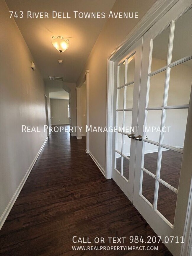Foto del edificio - 743 River Dell Townes Ave.