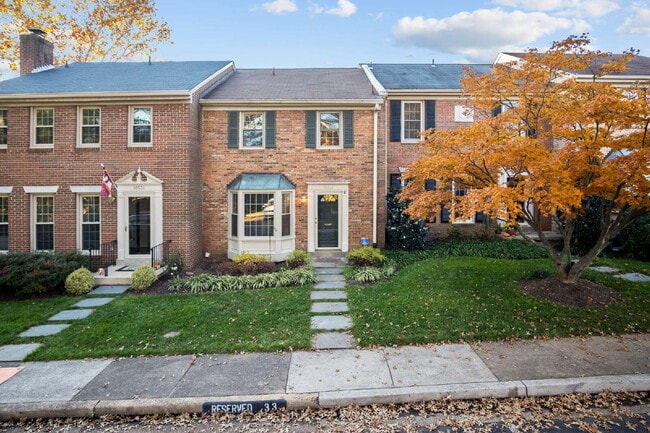 Building Photo - Charming Townhouse: Your New Home Awaits!