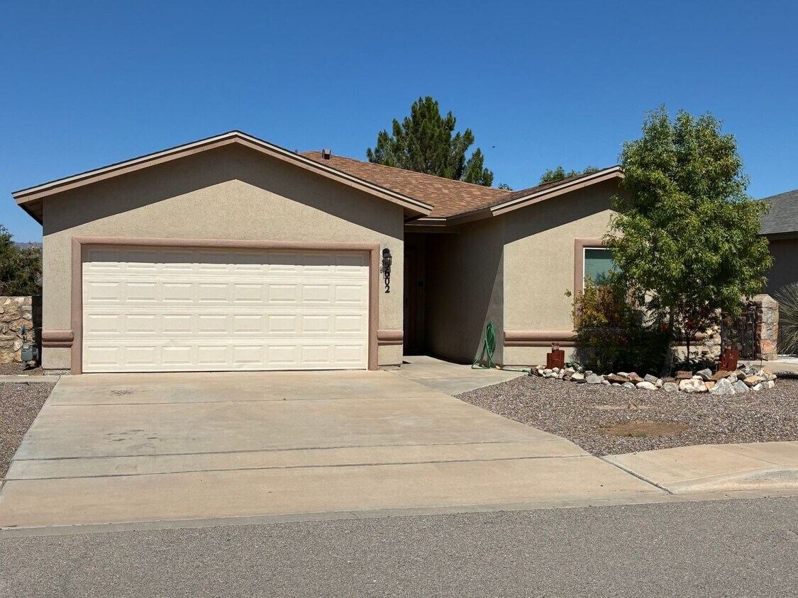 Primary Photo - Santa Teresa Beauty 3 Bedrooms plus 2 and ...