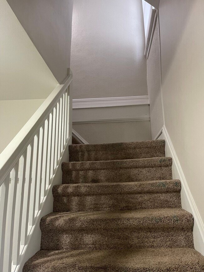 Escalera a la 2da Unidad - 5434 N Lotus Ave