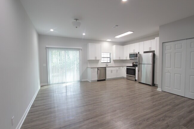 Building Photo - 112 Le Club Dr