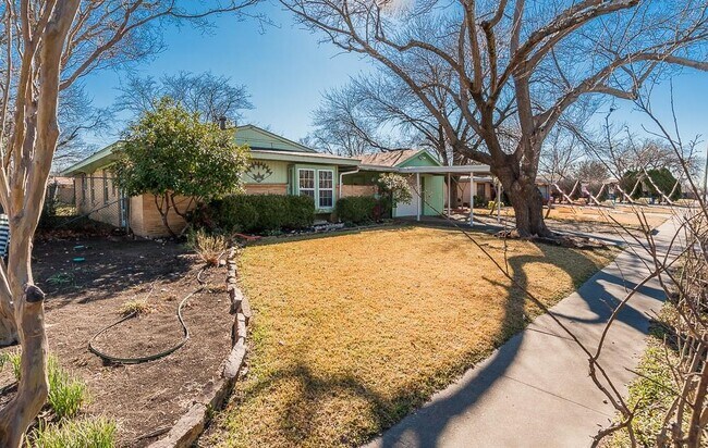 Building Photo - 2442 Oates Dr