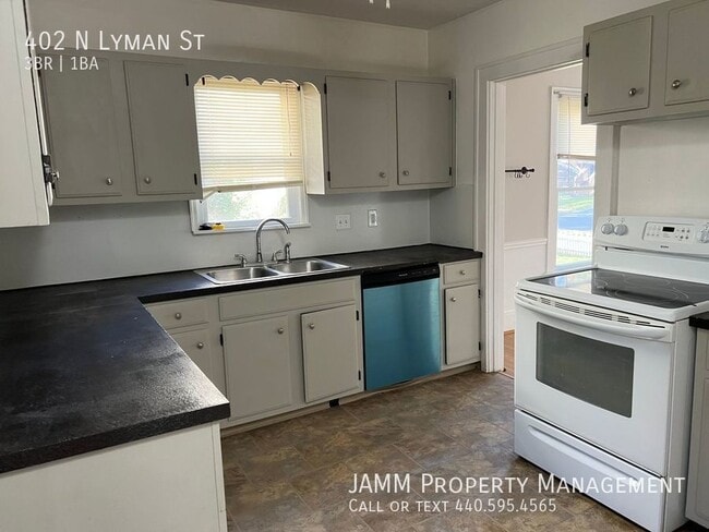 Building Photo - 3-Bedroom Wadsworth Charmer!