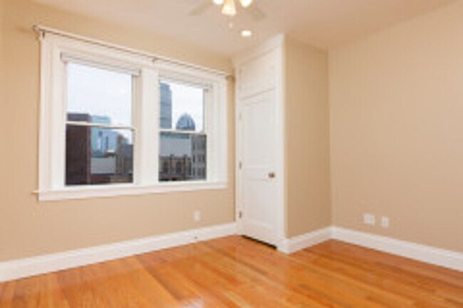 Building Photo - AWESOME FENWAY 3 BED!!