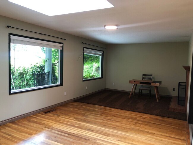 Building Photo - Beautiful Creekside 4 Bed home, Bonus room...