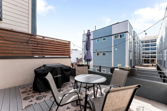 Foto del edificio - Modern 2BD, 2.5BA Sloan's Lake Townhome With 2-Car Garage