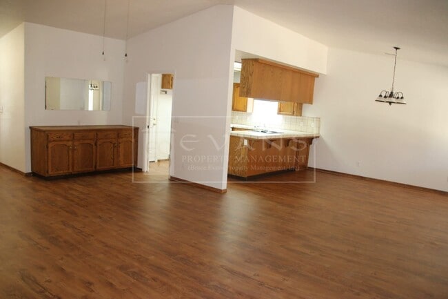 Building Photo - Beautiful home in desirable neighborhood.
