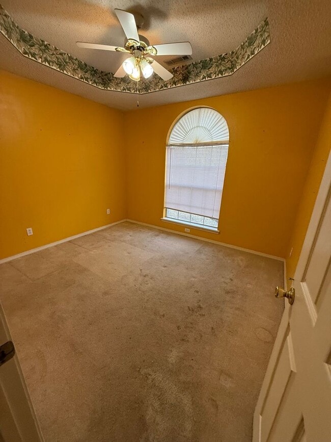 Foto del edificio - 3 Bed 2 Bath House with 2 Car Garage.  Has Gas Heat