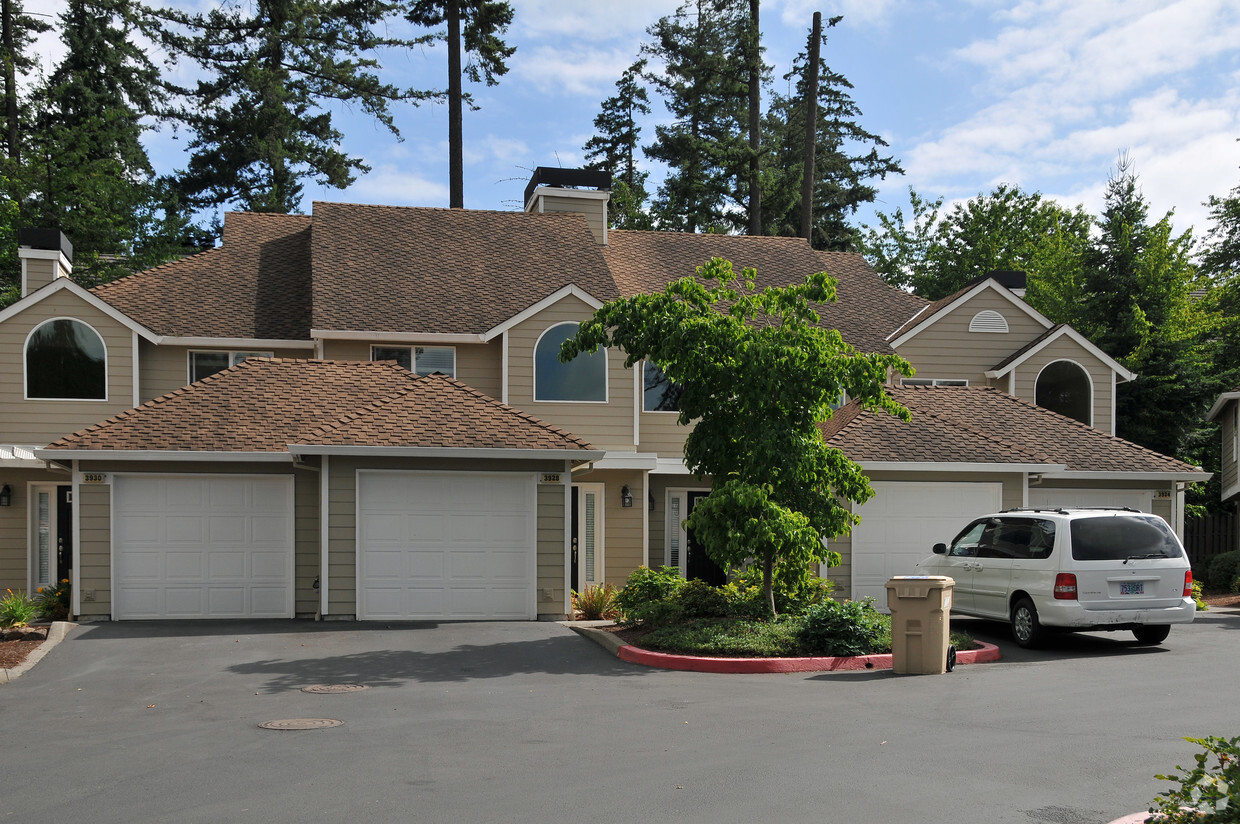 Building Photo - Uplands Park at Lake Oswego