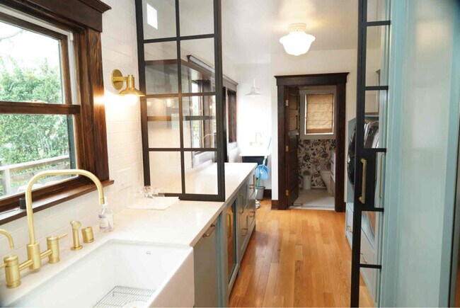 Building Photo - 2405 5th Ave