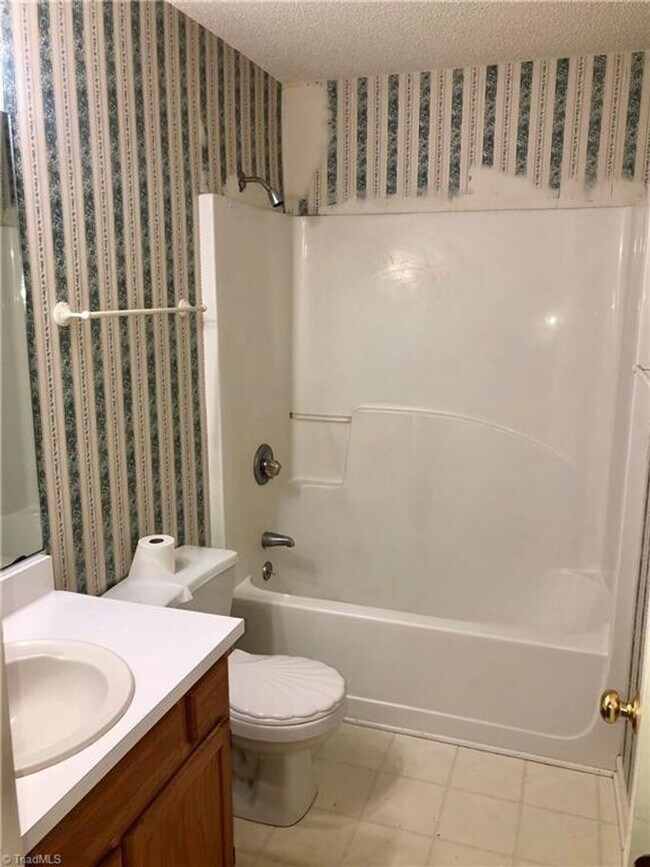 Building Photo - Coming soon ! 2 BED/ 1 BATH