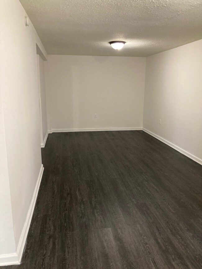 Building Photo - 2440 Penbrook Ave