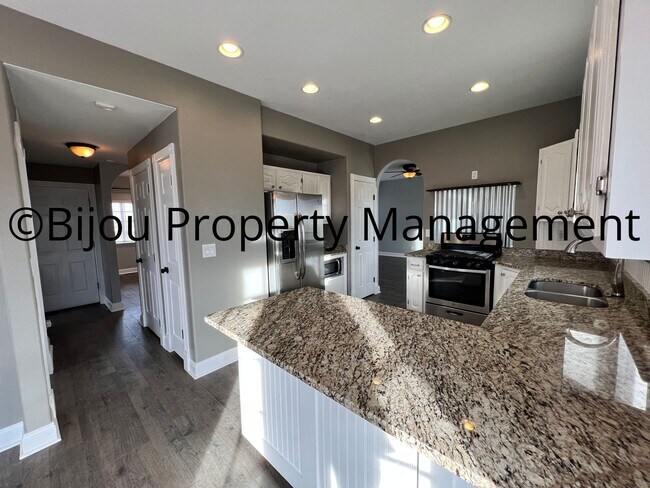 Building Photo - Spacious Country Living!