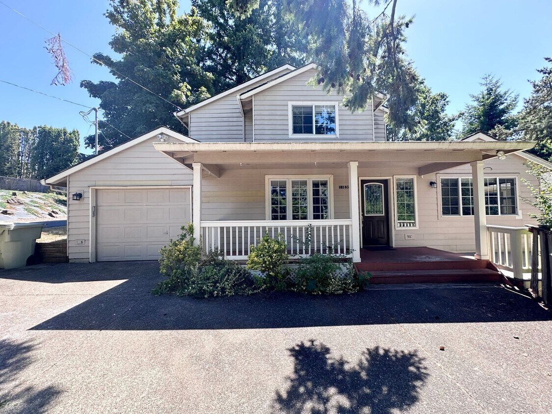 Primary Photo - Gorgeous 3 Bed 2 Bath w/ Brand New Deck Pa...
