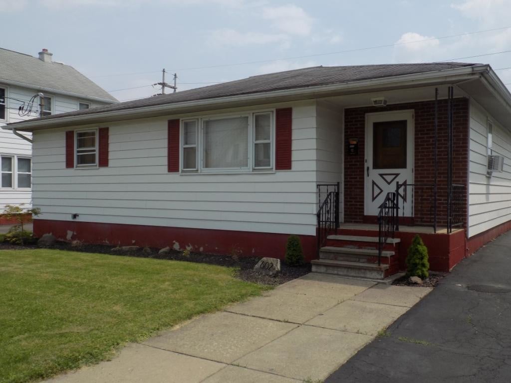 Primary Photo - 602 Maple St
