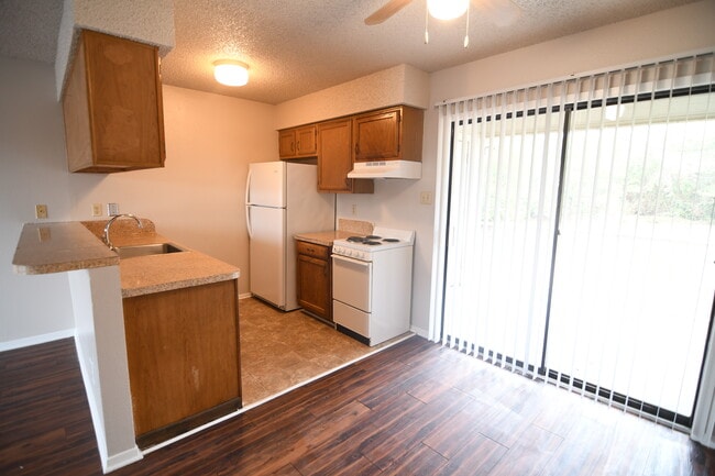 Building Photo - 1602 Kelly Dr