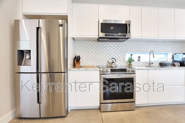 Building Photo - 2056 Roselawn St