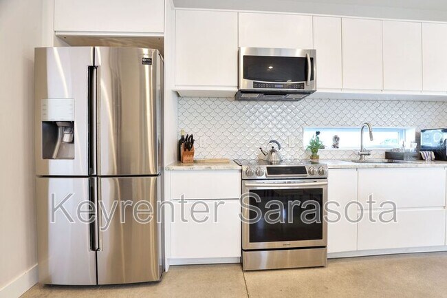 Foto del edificio - 2056 Roselawn St