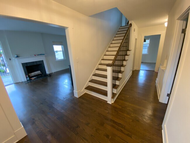 Building Photo - 1003 Graybar Ln