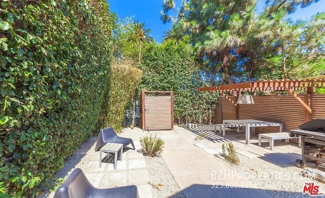 Building Photo - Modern 2-Bed, 2-Bath with a Huge Private Y...