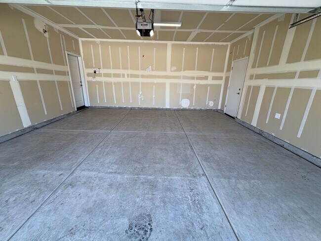 Building Photo - Woodside Home in NW Visalia Rent Ready!