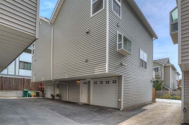 Building Photo - 1139 N 94th St