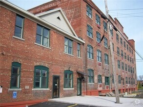 Building Photo - 617 Hiawatha Blvd