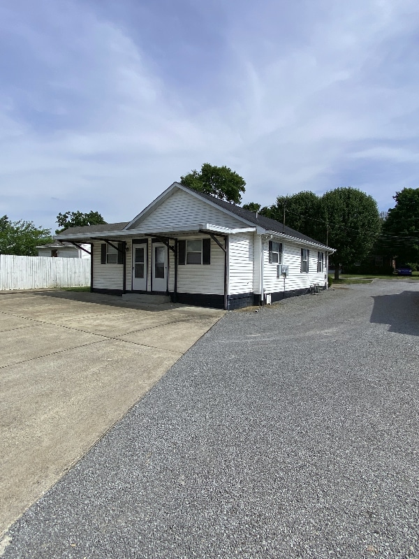 Building Photo - 110 Maple St
