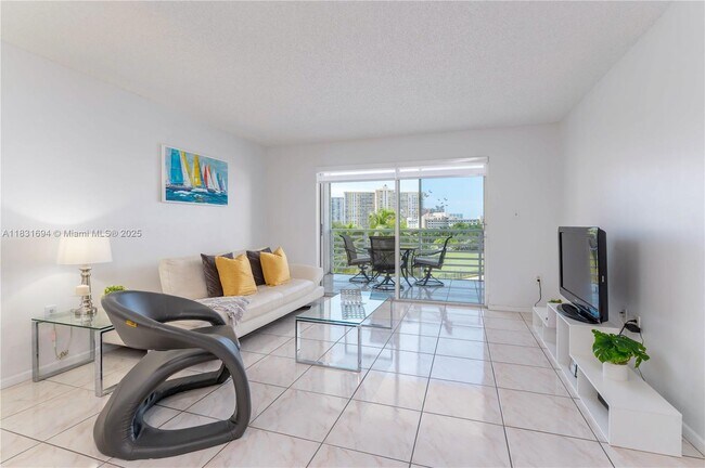Foto del edificio - 17801 N Bay Rd