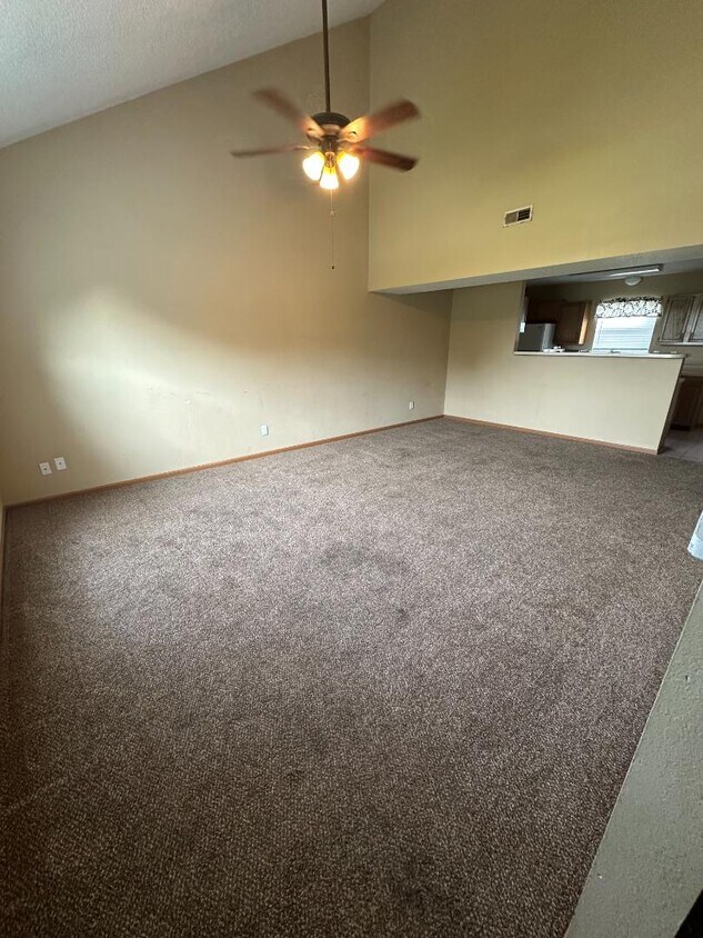 Foto principal - 310 E Liberty Ln