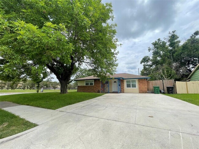 Foto del edificio - 8626 Glenbrae St