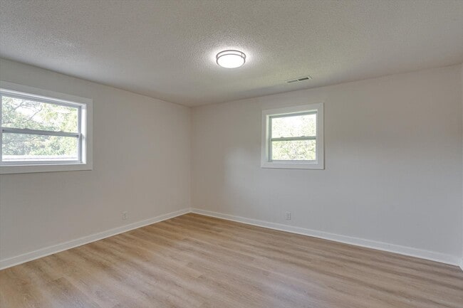 Building Photo - 190 E Leawood Ave