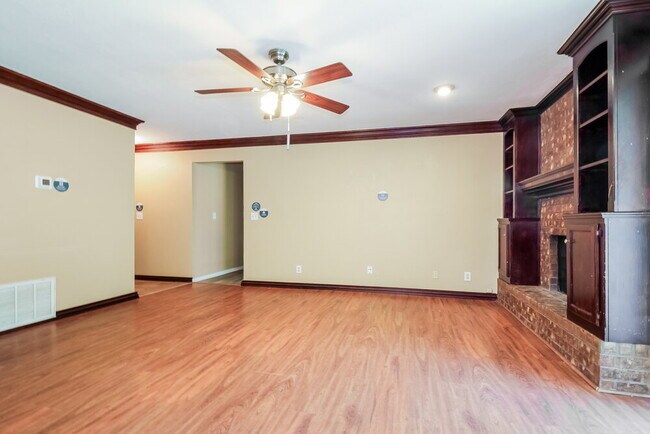 Foto del edificio - 1104 Meadow Lake Dr