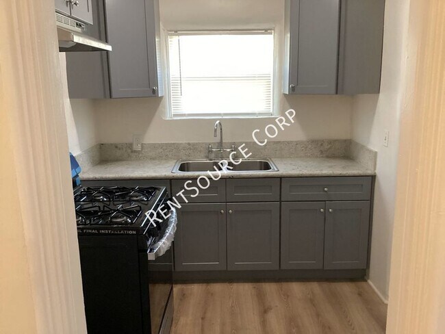 Building Photo - 2 Bedrooms and 1 bath Single Family Home