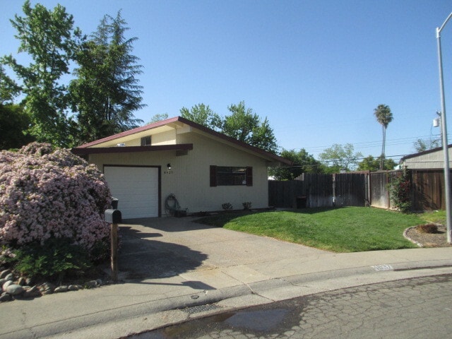 Three bedroom home with pool in Carmichael - Three bedroom home with pool in Carmichael