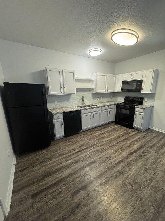 Interior Photo - Square9