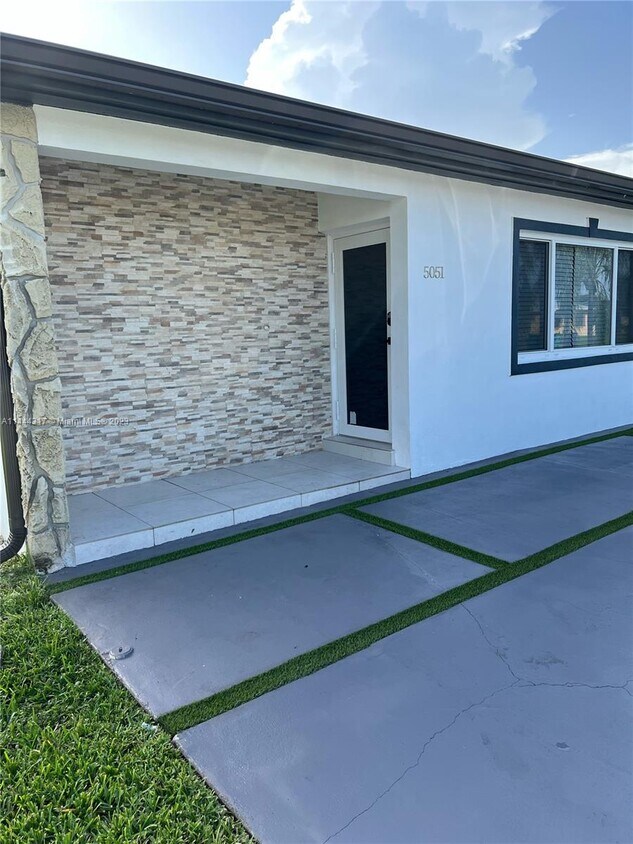 Primary Photo - 5051 SW 128th Ct