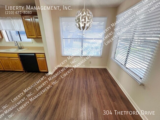 Foto del edificio - 304 Thetford Dr