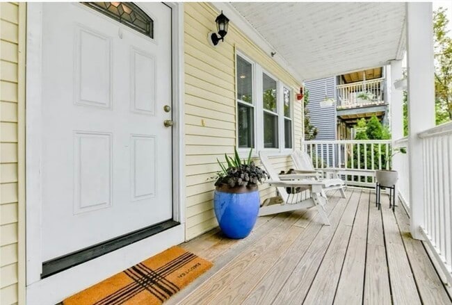 Building Photo - 210 Cedar St