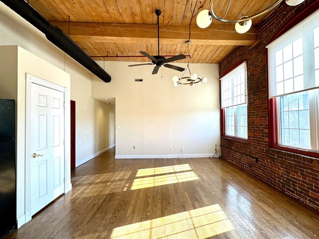 Building Photo - 470 Silver St