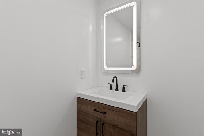 Building Photo - 6 Roundwood Ln