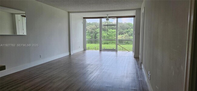 Foto del edificio - 9450 Poinciana Pl