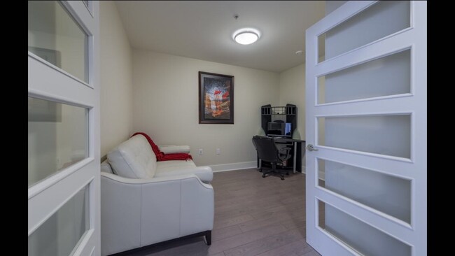 3rd Bedroom / Den with closet - 15 Kings Wharf Pl