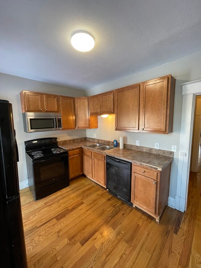 Kitchen - 402 Chittenden Ave