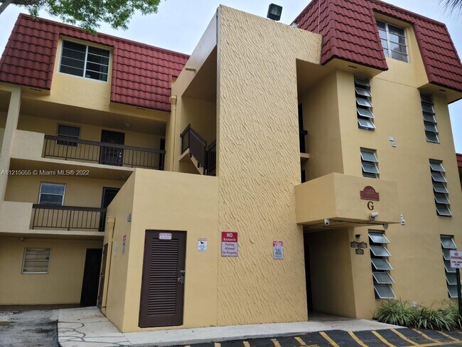 Building Photo - 3253 Foxcroft Rd