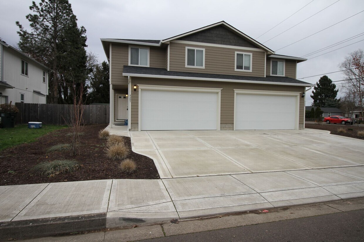 Foto principal - NICE 3 Bedroom 2 & 1/2 Bath 2-Story Duplex...